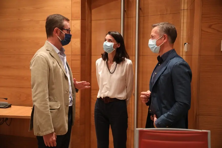 Archivo - (I-D) El portavoz del PP en la C&aacute;mara Alta, Javier Maroto; la presidenta del Senado, Pilar Llop; y el portavoz del PSOE en el Senado, Ander Gil, charlan antes de la reuni&oacute;n de la Junta de Portavoces en el Sal&oacute;n de Pasos Perdidos de la C&aacute;mara Alt