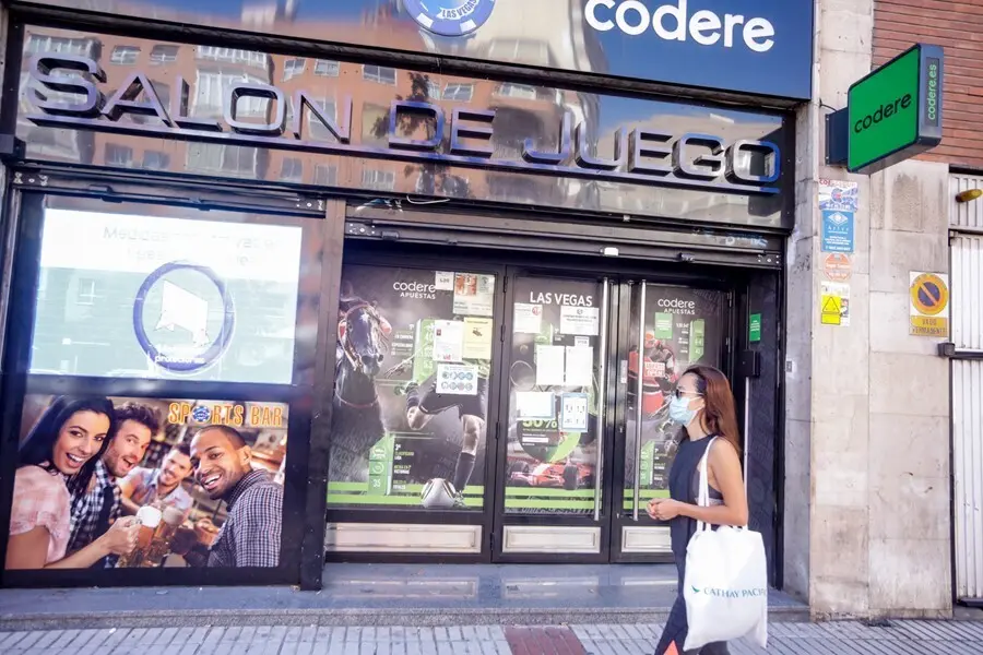 Archivo - Una mujer pasa por un sal&oacute;n de juegos de Codere, en Madrid (Espa&ntilde;a), a 9 de septiembre de 2020. Codere multiplic&oacute; por m&aacute;s de siete sus p&eacute;rdidas durante el primer semestre de este a&ntilde;o, hasta 178 millones de euros, frente a los 'n&uacute;meros rojos' de 