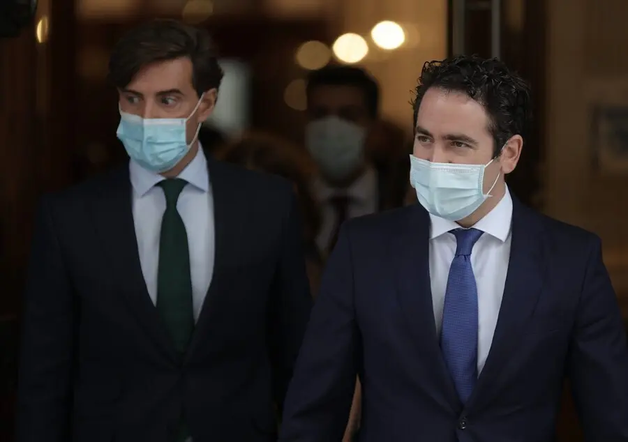 El vicesecretario de Comunicaci&oacute;n del PP, Pablo Montesinos, acompa&ntilde;a al secretario general del PP, Teodoro Garc&iacute;a Egea, a una rueda de prensa posterior a un pleno de control al Gobierno en el Congreso de los Diputados, a 22 de septiembre de 2021.