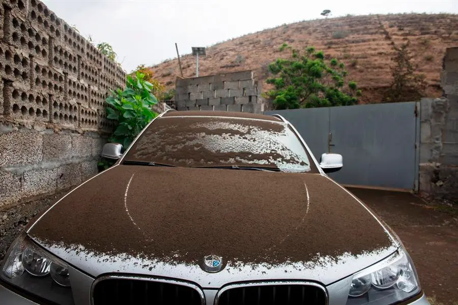 Un coche muestra la capa de ceniza que se va acumulado en zonas como La Laguna, en Los Llanos de Aridane, producto de las emisiones del nuevo volc&aacute;n de La Palma. EFE/Carlos de Saa