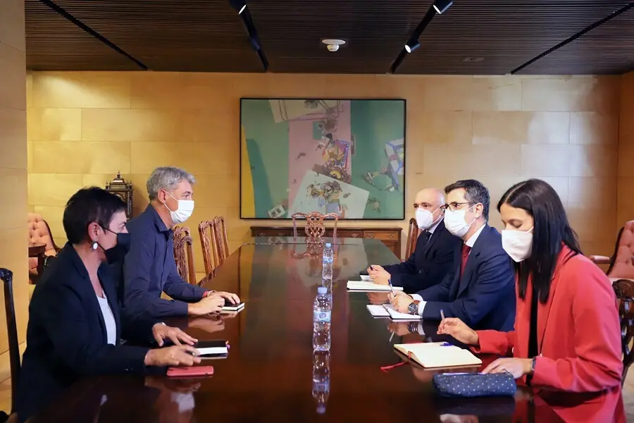 Reuni&oacute;n entre el ministro de la Presidencia, F&eacute;lix Bola&ntilde;os, con los diputados de EH-Bildu Mertxe Aizpurua y Oskar Matute