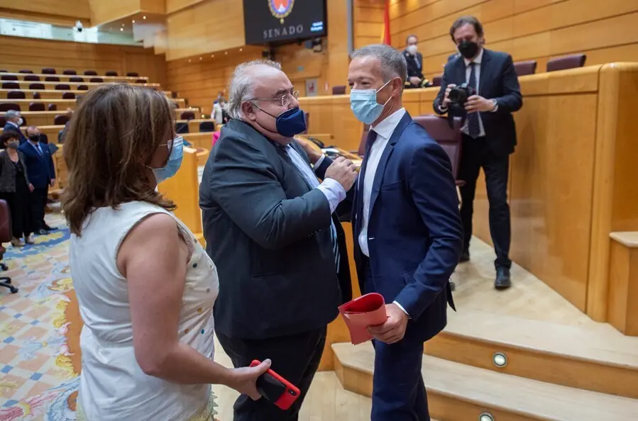 Archivo - La portavoz del Grupo Socialista en el Congreso, Adriana Lastra, el senador del PSOE Tontxu Rodr&iacute;guez (c) y Ander Gil, hasta ahora senador del PSOE, abandonan el hemiciclo tras ser &eacute;ste &uacute;ltimo elegido nuevo presidente del Senado, durante una ses