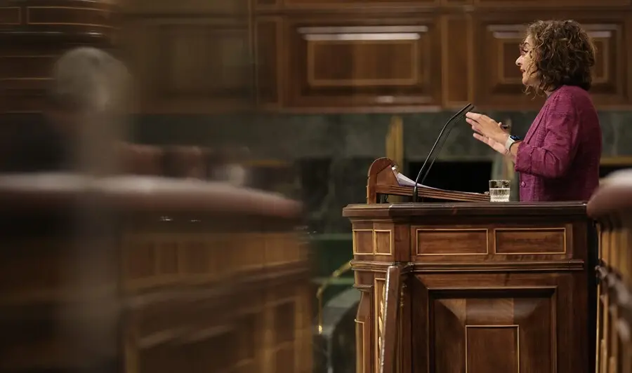 La ministra de Hacienda y Funci&oacute;n P&uacute;blica, Mar&iacute;a Jes&uacute;s Montero, interviene en un pleno de control al Gobierno en el Congreso de los Diputados, a 22 de septiembre de 2021, en Madrid, (Espa&ntilde;a). El pleno ha estado marcado por la comparecencia de la ministra 