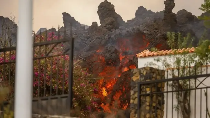 La lava del volc&aacute;n llegando a las casas de la zona de Los Llanos. Europa Press