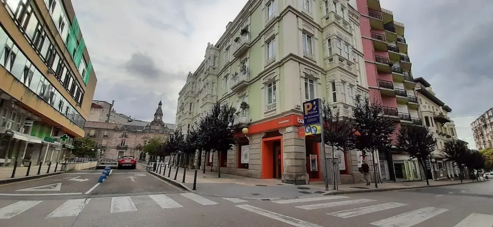 Vista de varios edificios en la calle Ruiz Tagle de Torrelavega. / S. D&iacute;az