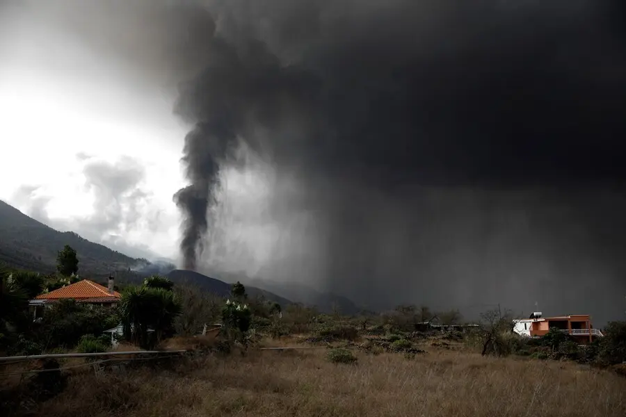 La nube de ceniza y di&oacute;xido de azufre que expulsa el volc&aacute;n de La Palma, desde el n&uacute;cleo urbano de Tacande, en el municipio de El Paso, La Palma, a 22 de septiembre de 2021, en La Palma, Santa Cruz de Tenerife, Islas Canarias, (Espa&ntilde;a). Las primeras simul