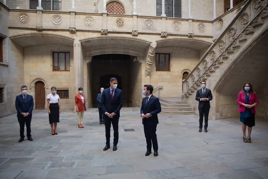 En la primera fila, el presidente del Gobierno, Pedro S&aacute;nchez (i) y el president de la Generalitat, Pere Aragon&eacute;s (d), y en la segunda fila, de (i-d), el ministro de la Presidencia, Relaciones con las Cortes y Memoria Democr&aacute;tica, F&eacute;lix Bola&ntilde;os, la vicepr