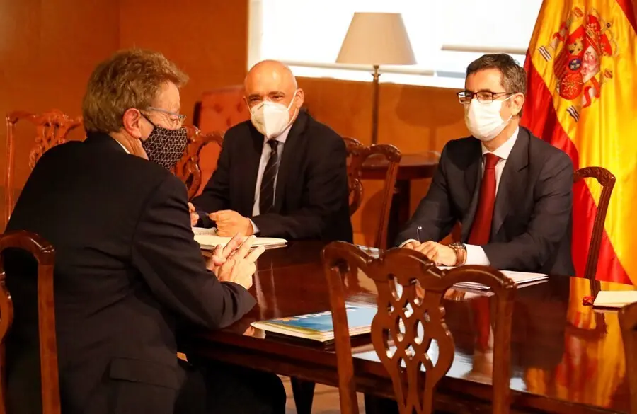 El ministro de la Presidencia, F&eacute;lix Bola&ntilde;os, y  su secretario de Estado de relaciones con las Cortes, Rafael Simancas, en su reuni&oacute;n con el portavoz parlamentario del PDeCAT, Ferr&aacute;n Bel