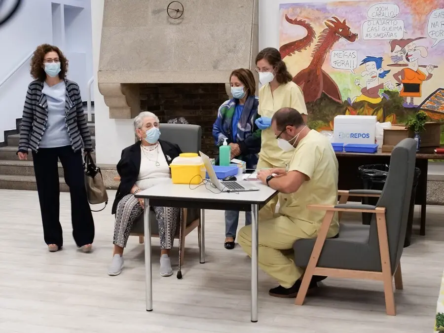 Nieves Cabo minutos antes de recibir la tercera dosis de Pfizer, o dosis 'extra', en la residencia Santiago Puerta del Camino, a 21 de septiembre de 2021, en Santiago de Compostela, A Coru&ntilde;a, Galicia (Espa&ntilde;a). 