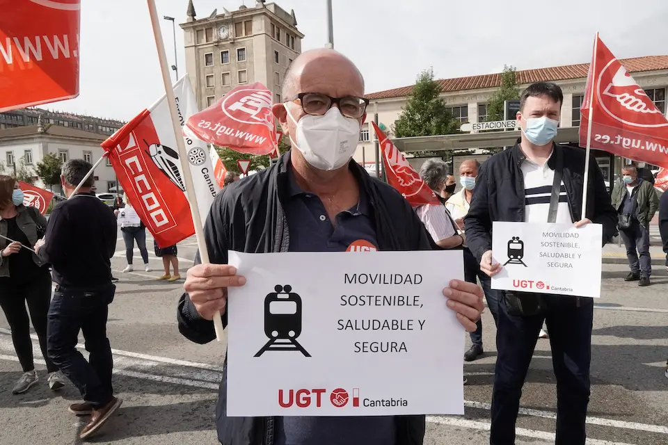 220921 santanderConcentraci&oacute;n convocada por los comit&eacute;s de empresa de Renfe y Adif 'Por un ferrocarril p&uacute;blico y sostenible', en la Plaza de las Estaciones de Santander.FOTO NACHO CUBERO