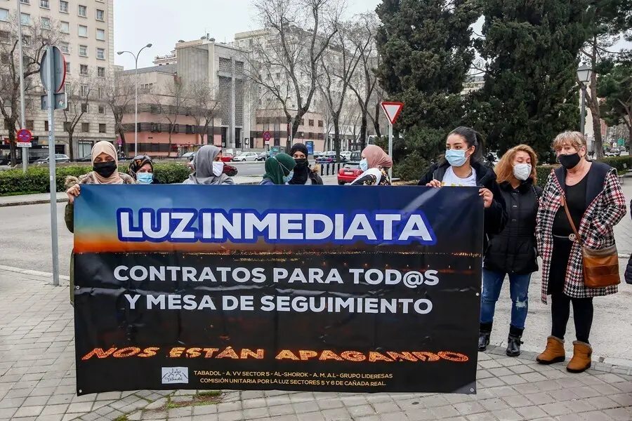 Archivo - Varias personas con una pancarta en la que se lee: `Luz inmediata&acute;, en referencia a los problemas de electricidad en la Ca&ntilde;ada Real, durante una manifestaci&oacute;n por el derecho a la Vivienda, en la Plaza de San Juan de La Cruz, en Madrid (Espa&ntilde;a).