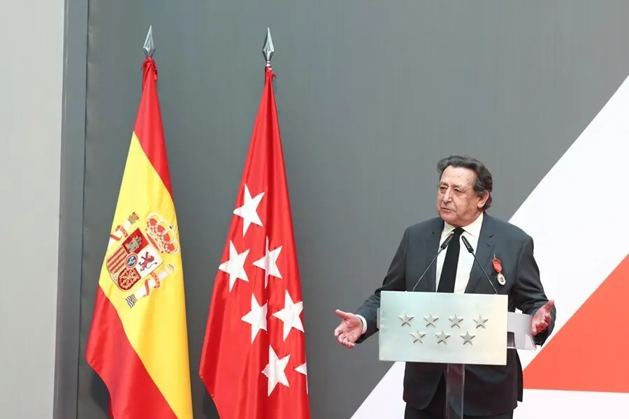 Archivo - El escritor Alfonso Uss&iacute;a recibe la Medalla de Oro de la Comunidad de Madrid