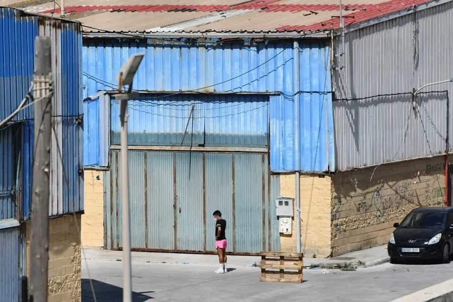 Archivo - Un menor acogido en las naves del Tarajal, a 2 de junio de 2021, en Ceuta (Espa&ntilde;a). Durante la semana del 17 de mayo se produjo la entrada en Ceuta de numerosas personas extranjeras, muchos de ellos menores no acompa&ntilde;ados. Esta entrada de inmigr