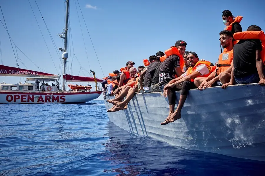 El barco 'Astral', de la ONG Open Arms, junto a una patera donde viajan un total de 70 migrantes