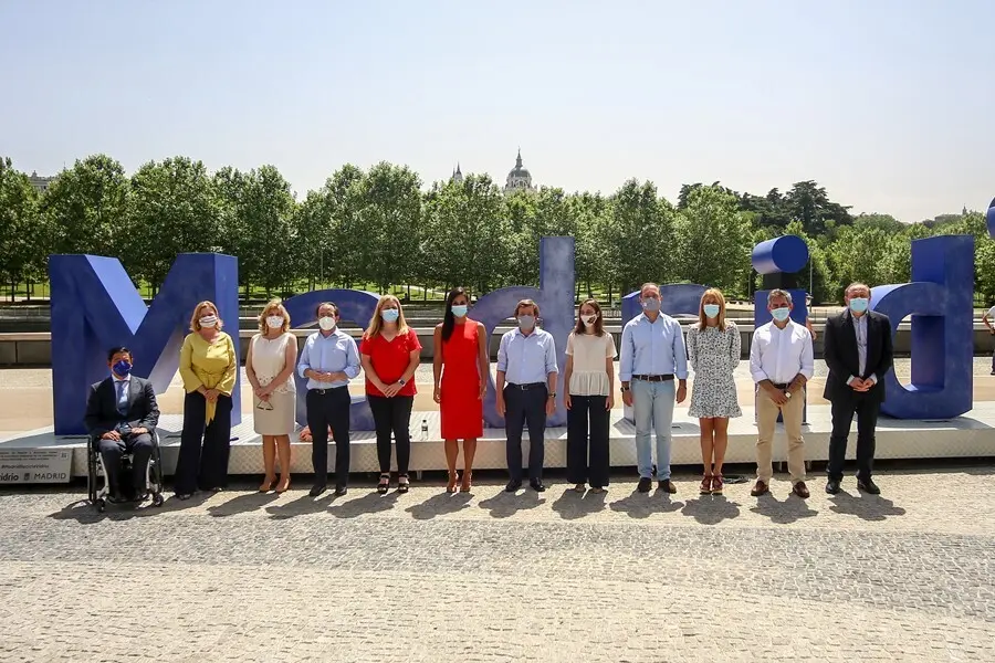 Archivo - El alcalde de Madrid, Jos&eacute; Luis Mart&iacute;nez-Almeida (6d), y la vicealcaldesa, Bego&ntilde;a Vilac&iacute;s (6i) posan con el resto de la corporaci&oacute;n municipal.
