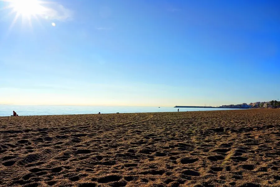 Archivo - Playa de Roquetas de Mar (Almer&iacute;a)