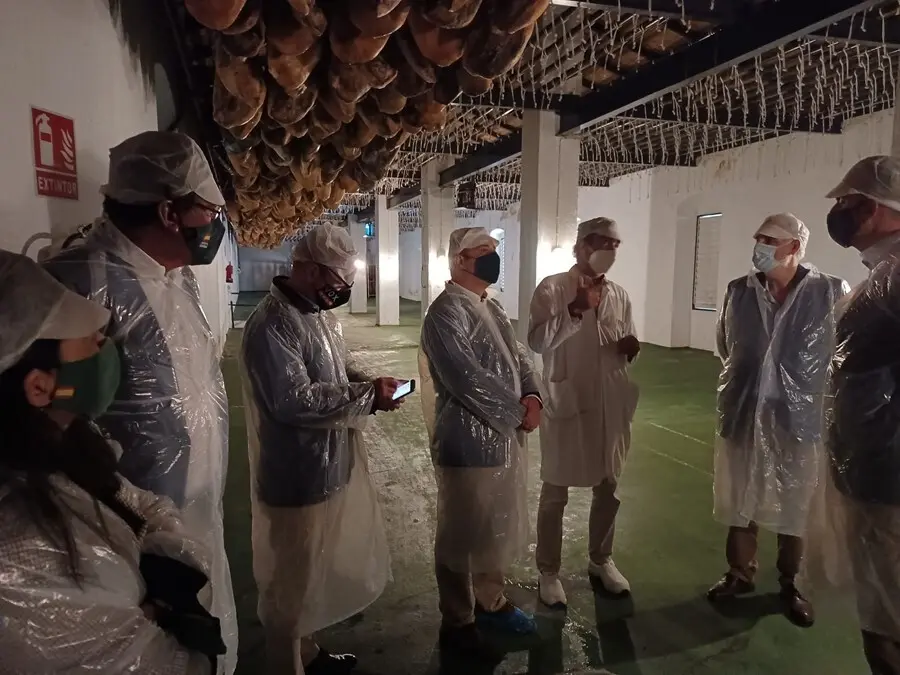 El secretario general de Vox, Javier Ortega Smith, este jueves en su visita a la Denominaci&oacute;n de Origen Protegido de Jabugo (Huelva).