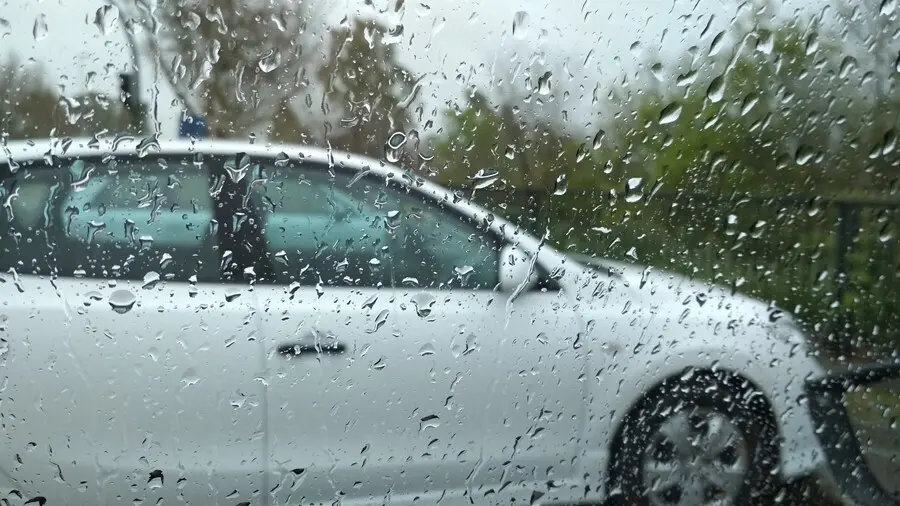 Archivo - Lluvia en la ventanilla de un veh&iacute;culo