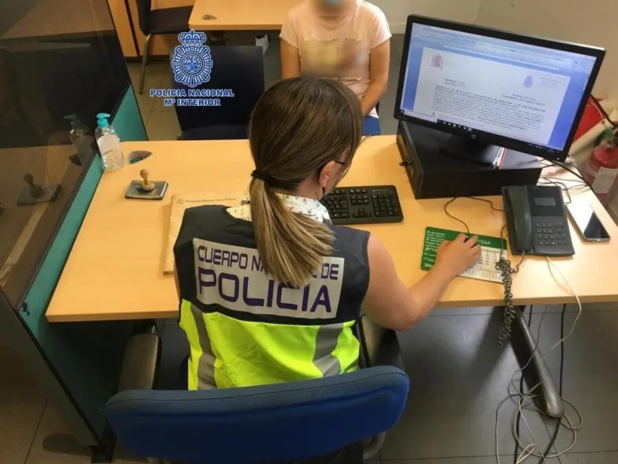 Una agente de la Polic&iacute;a Nacional, durante la investigaci&oacute;n