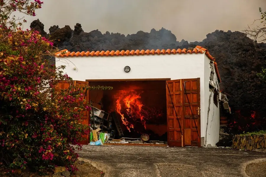 La lava del volc&aacute;n destruye una casa de la zona de Los Llanos, a 20 de septiembre de 2021, en El Paso, La Palma, Santa Cruz de Tenerife, Islas Canarias, (Espa&ntilde;a). La erupci&oacute;n volc&aacute;nica iniciada ayer a las 16 horas en la zona de Cabeza de Vaca (La Palma), 