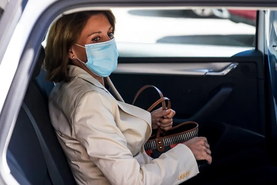 Archivo - La ex secretaria general del PP Mar&iacute;a Dolores de Cospedal entra en un taxi a su salida de la Audiencia Nacional donde ha declarado en calidad de imputada ante el juez que investiga la 'Operaci&oacute;n Kitchen', a 29 de junio de 2021, en Madrid (Espa&ntilde;a