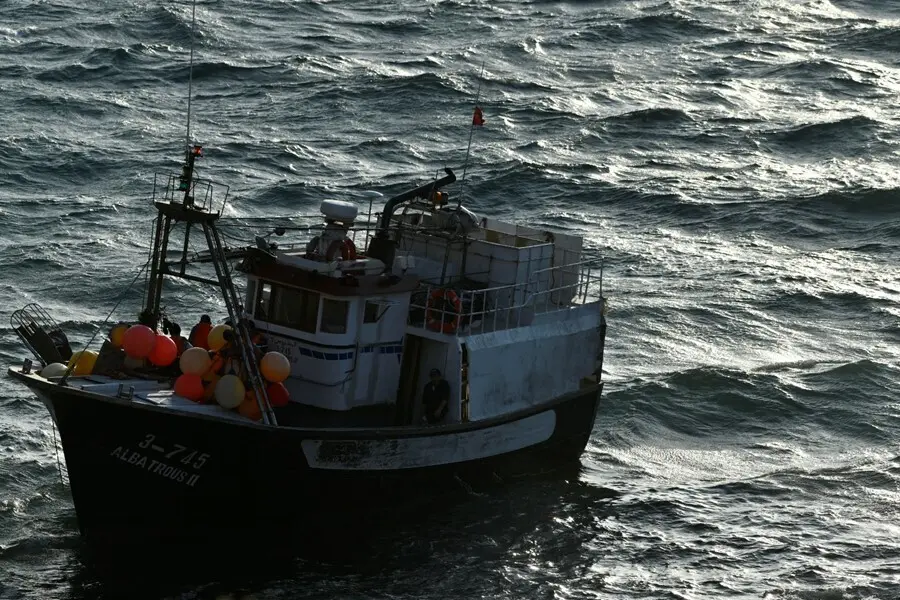Archivo - El pesquero con bandera marroqu&iacute; Albatros II encall&oacute;, en la tarde noche del mi&eacute;rcoles 17 de junio, en la costa de Ceuta, (Espa&ntilde;a). Debido a un problema en la maquinaria y con un viento de poniente fuerte, ha quedado encallado entre las piedras d