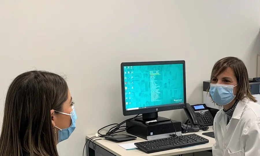 Archivo - La doctora Esther Velasco, con una paciente en consulta