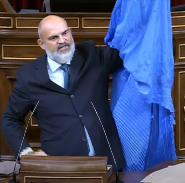 El diputado de Vox V&iacute;ctor S&aacute;nchez del Real exhibe un burka en el hemiciclo del Congreso.
