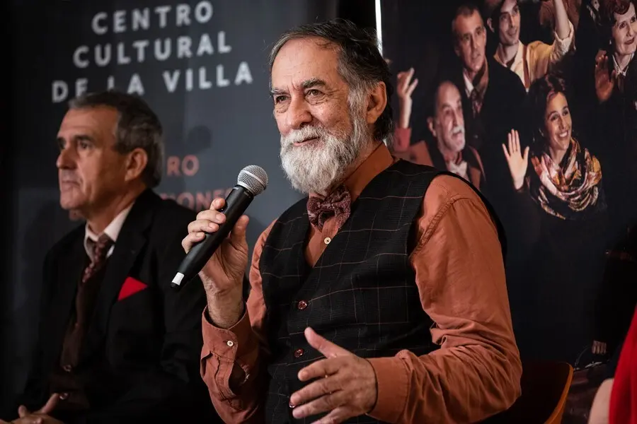 El actor Patxi Teller&iacute;a (i) y el actor Ram&oacute;n Barra (d), durante la presentaci&oacute;n de la obra &lsquo;El viaje a ninguna parte&rsquo;, en el Teatro Fern&aacute;n G&oacute;mez, a 23 de septiembre de 2021, en Madrid (Espa&ntilde;a). 