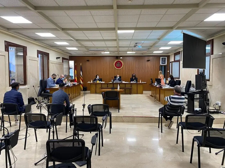 Piden siete a&ntilde;os de prisi&oacute;n a dos hermanos por cortarle el cuello a un compa&ntilde;ero de trabajo con un 'cutter' en Manacor .