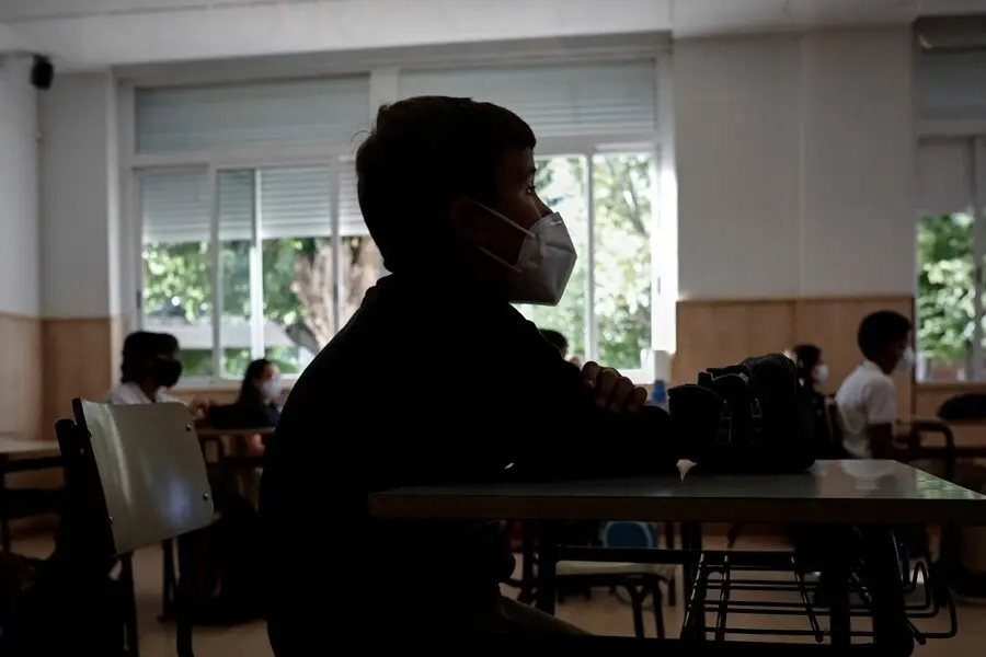 Archivo - Un ni&ntilde;o con mascarilla en un aula del Colegio Privado Alameda de Osuna.