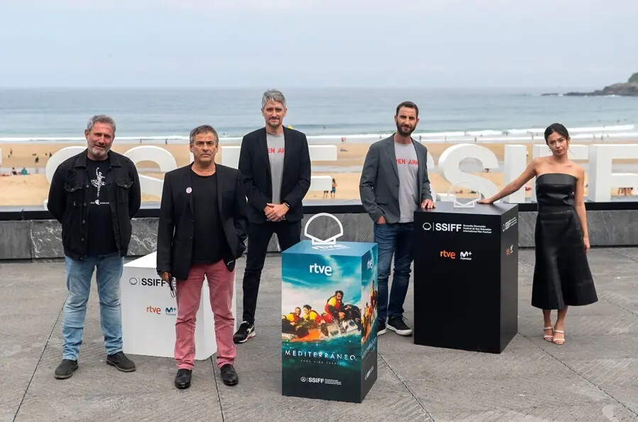 (I-D) El actor Sergi L&oacute;pez, el actor Eduard Fern&aacute;ndez, el director de cine Marcel Barrena, el actor Dani Rovira y la actriz Anna Castillo, en el photocall de la pel&iacute;cula &lsquo;Mediterr&aacute;neo&rsquo;, en el Festival Internacional de Cine de San Sebasti&aacute;n.