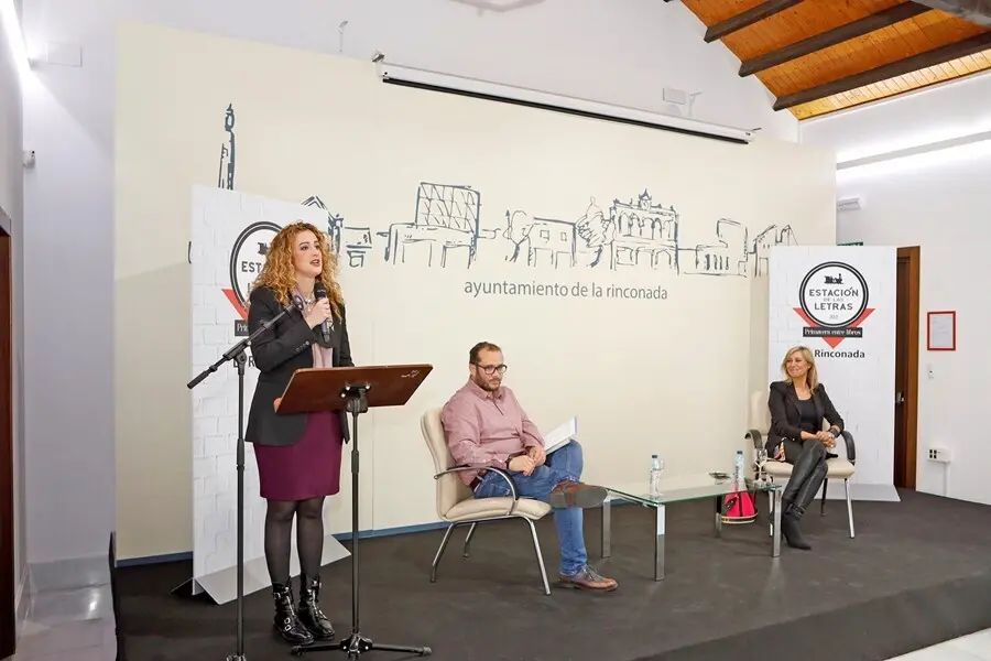 Archivo - Marta Robles, en la Estaci&oacute;n de las Letras de La Rinconada.