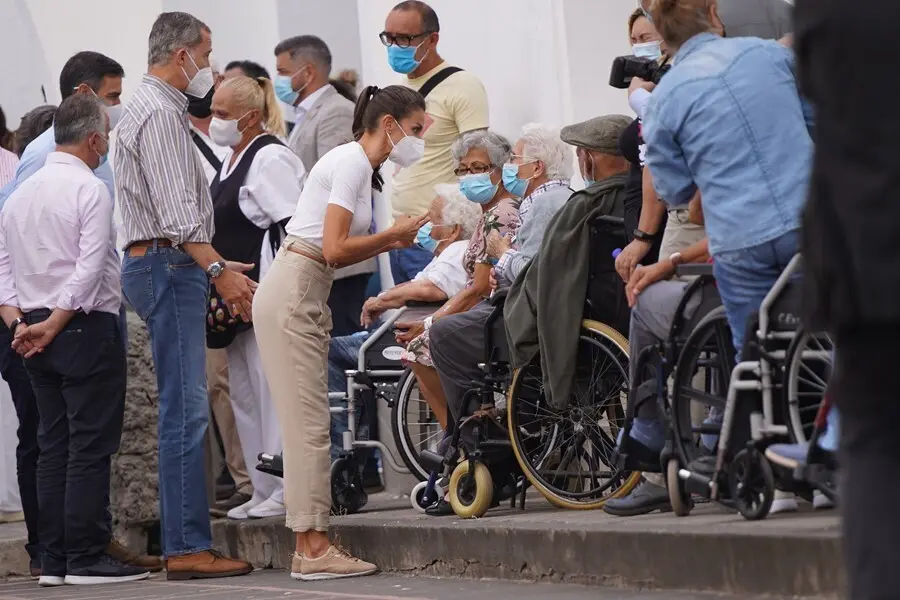 El rey Felipe VI y la reina Letizia hablan con varias personas evacuadas por la erupci&oacute;n del volc&aacute;n de Cumbre Vieja, que se encuentran alojadas en el acuartelamiento El Fuerte (Bre&ntilde;a Baja)