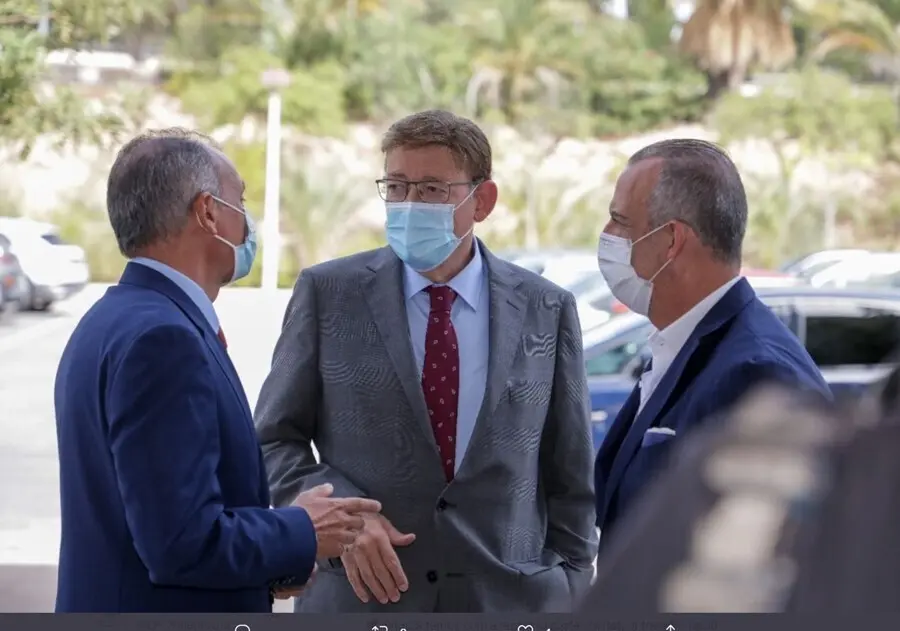 Ximo Puig, entre Salvador Navarro (CEV) y Perfecto Palacio (CEV Alicante) al asistir a la reuni&oacute;n del Comit&eacute; Ejecutivo y la Junta Directiva de la CEV, en Elx (Alicante).