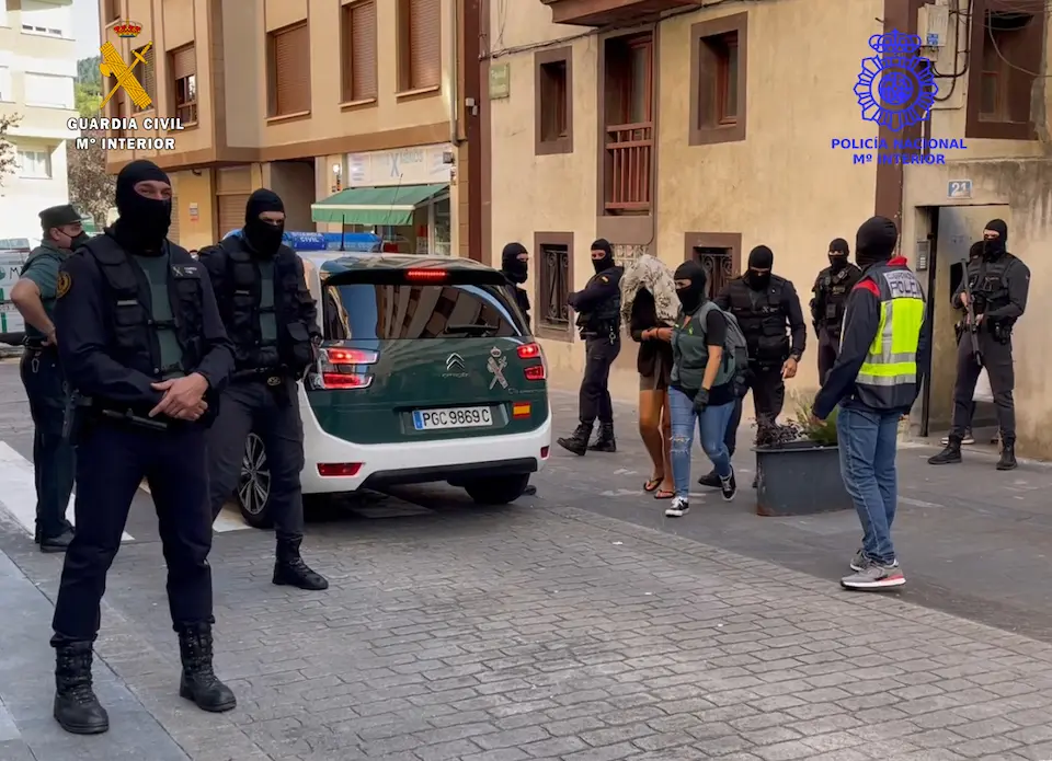 Momento de la detenci&oacute;n del grupo criminal experto en alunizajes. / PN
