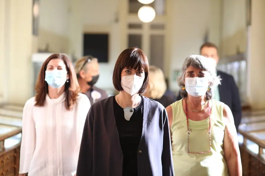 (I-D) La secretaria general de Investigaci&oacute;n, Raquel Yotti; la ministra de Ciencia e Innovaci&oacute;n, Diana Morant y la directora del Instituto Geol&oacute;gico y Minero de Espa&ntilde;a (IGME-CSIC), Ana Mar&iacute;a Alonso, a su llegada a la rueda de prensa tras reunirse para con