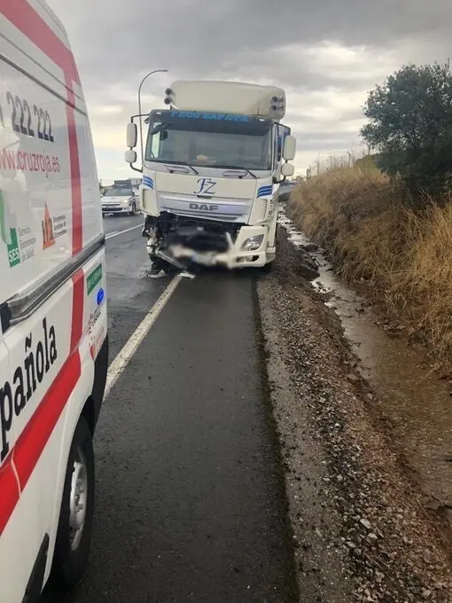 Cami&oacute;n siniestrado en el accidente mortal de Zafra.