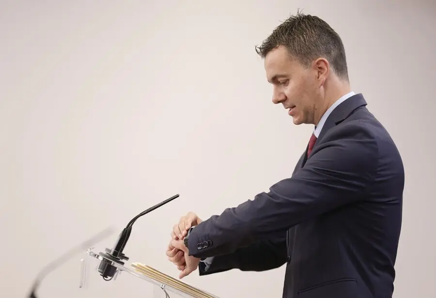 El diputado por Tenerife y portavoz del PSOE en el Congreso, H&eacute;ctor G&oacute;mez Hern&aacute;ndez, en una rueda de prensa anterior a una Junta de Portavoces en el Congreso de los Diputados, a 21 de septiembre, en Madrid (Espa&ntilde;a).