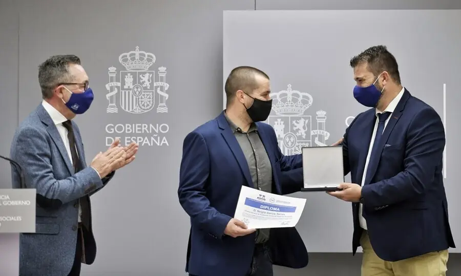 Archivo - El director general de Derechos de los Animales, Sergio Garc&iacute;a, recibe una menci&oacute;n especial de Unijepol