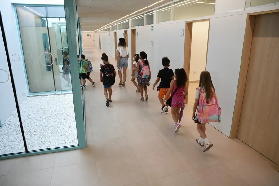Una profesora acompa&ntilde;a a alumnos de Educaci&oacute;n Primaria a un aula 