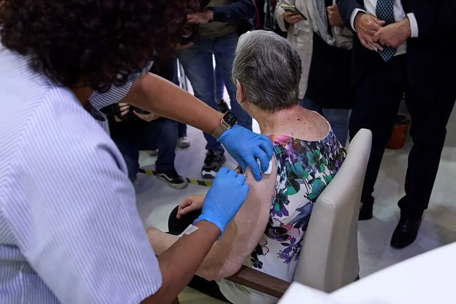 Una sanitaria vacuna a una mujer en la Residencia de Mayores Vista Alegre.