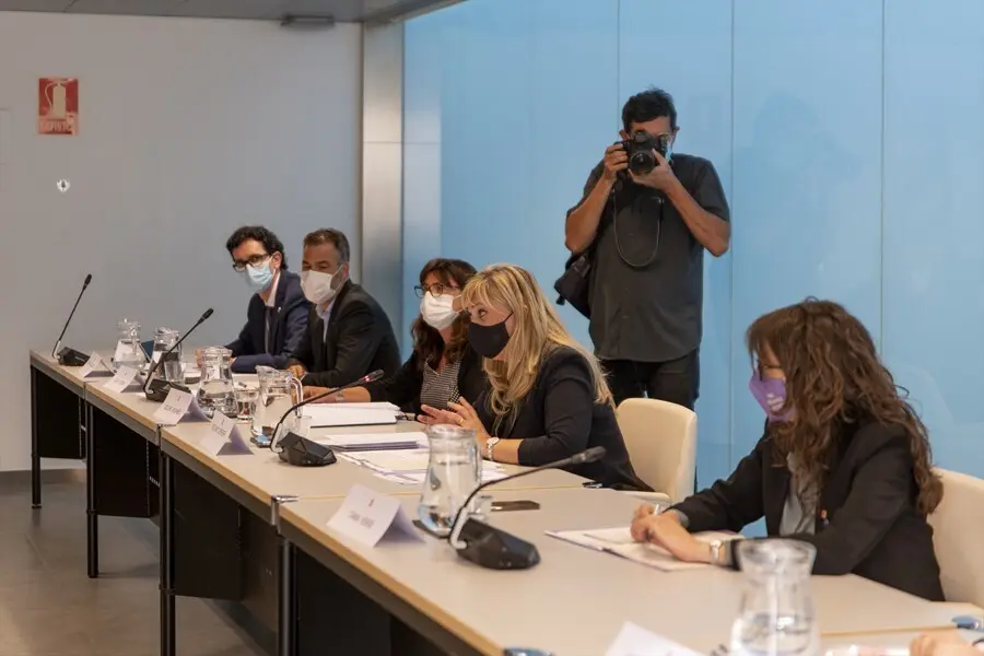 La consellera de Derechos Sociales de la Generalitat, Violant Cervera (2d), y la consellera de Igualdad y Feminismos de la Generalitat, T&agrave;nia Verge (1d), durante una reuni&oacute;n con el Ministerio de Seguridad Social, Inclusi&oacute;n y Migraciones