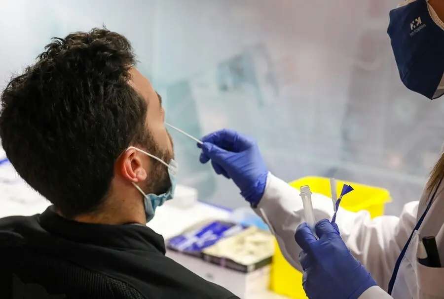 Archivo - Un sanitario realiza un test de ant&iacute;genos a un hombre en el intercambiador de Plaza de Castilla, a 24 de junio de 2021, en Madrid, (Espa&ntilde;a). 