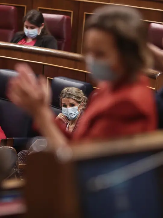 Archivo - La vicepresidenta segunda y ministra de Trabajo, Yolanda D&iacute;az, observa a la portavoz del PP en el Congreso de los Diputados, Cuca Gamarra.