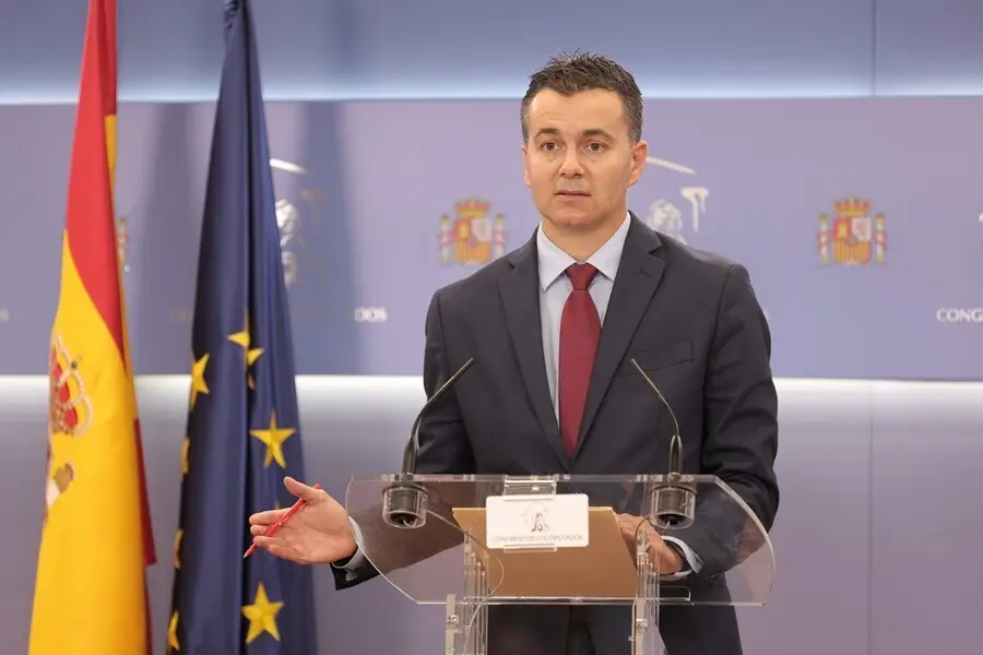 El diputado por Tenerife y portavoz del PSOE en el Congreso, H&eacute;ctor G&oacute;mez Hern&aacute;ndez, en una rueda de prensa anterior a una Junta de Portavoces en el Congreso de los Diputados, a 21 de septiembre, en Madrid (Espa&ntilde;a).