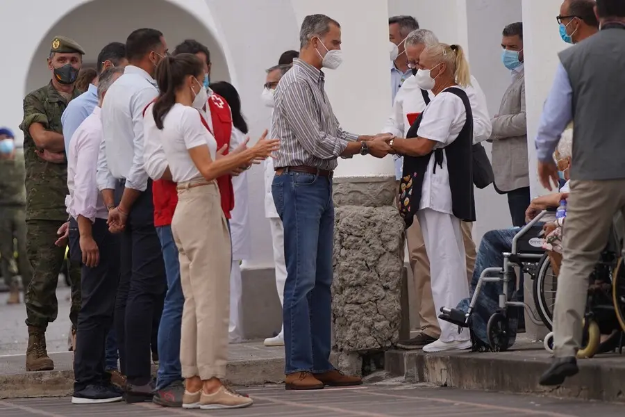 El rey Felipe VI y la reina Letizia hablan con evacuados por la erupci&oacute;n del volc&aacute;n de Cumbre Vieja, que se encuentran alojados en el acuartelamiento El Fuerte (Bre&ntilde;a Baja)