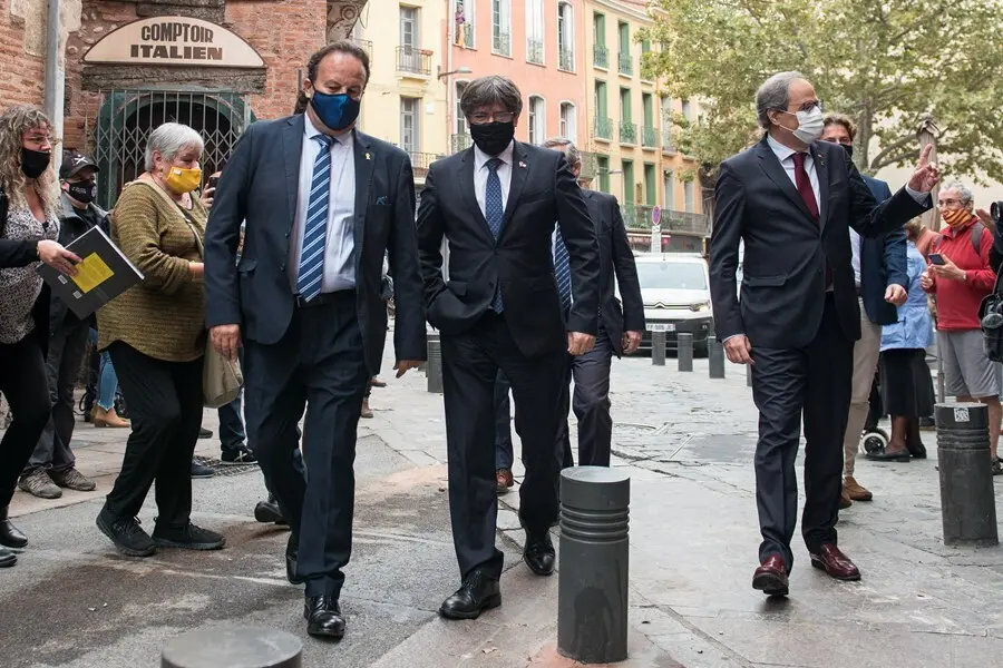 Archivo - (I-D) Los expresidents de la Generalitat Carles Puidgemont -12 de enero de 2016-28 de octubre de 2017, y Quim Torra - 17 de mayo de 2018-28 de septiembre de 2020-, pasean durante su visita a Perpi&ntilde;&aacute;n (Francia), a 9 de octubre de 2020. La imagen,
