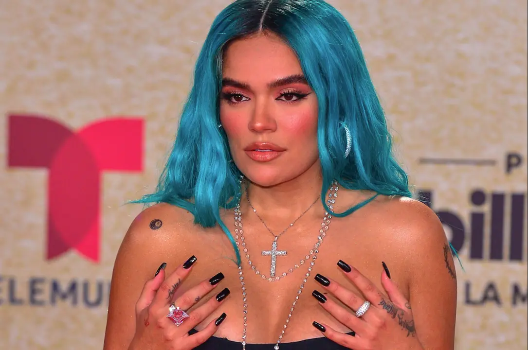 La cantante colombiana Karol G posa en la alfombra roja de los Premios Billboard de la M&uacute;sica Latina este jueves en el Watsco Center en Miami, Florida (EE.UU.). Seg&uacute;n los organizadores, los Premios Billboard de la M&uacute;sica Latina reconocen los &aacute;lbumes, canciones e int&eacute;rpretes m&aacute;s populares en la m&uacute;sica latina, seg&uacute;n los resultados de ventas reales, "streaming", transmisiones radiales y redes sociales que proveen informaci&oacute;n a las listas semanales de Billboard durante un a&ntilde;o. EFE/Giorgio Viera