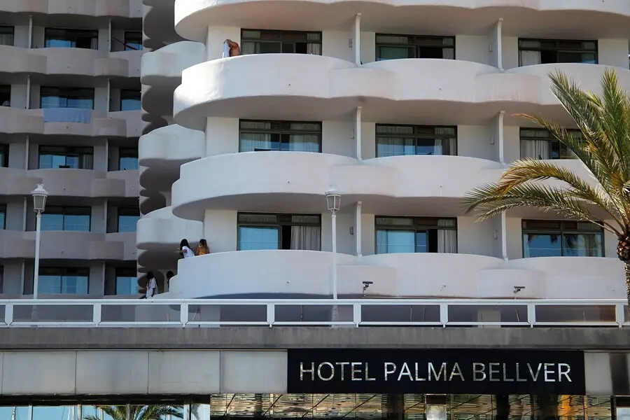 Archivo - Dos j&oacute;venes en un balc&oacute;n del hotel Palma Bellver, donde estaban confinados 249 j&oacute;venes que tuvieron relaci&oacute;n directa o indirecta con el brote de un viaje de estudios a Mallorca. 